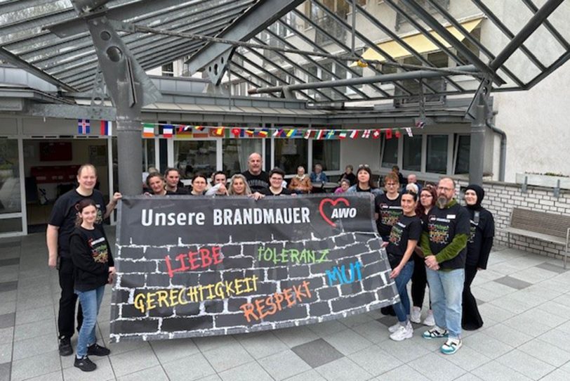 Mitarbeiter des Grete-Fährmann-Seniorenzentrums zeigen mit ihrer 'Brandmauer-Aktion' dem Rassismus die kalte Schulter.