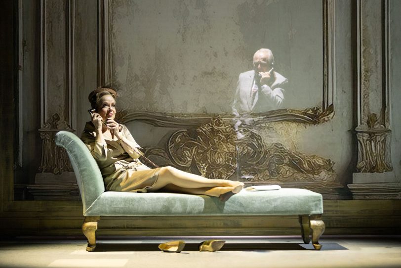 Margaret Johnson (Anke Sieloff), die hier mit ihrem in den USA gebliebenen Gatten Roy (im Hintergrund: Klaus Brantzen) telefoniert, setzt alles daran, um ihrer Tochter Clara Enttäuschungen zu ersparen.