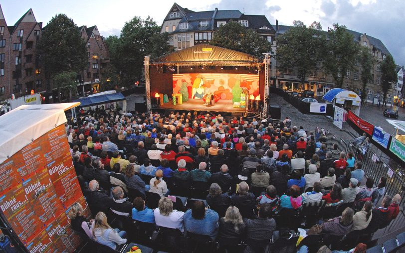 Die „Bühne raus“-Vorstellungen des Westfälischen Landestheaters, hier noch auf dem Castroper Altstadtmarkt, sind ein besonderes atmosphärisches Highlight am Ende der Spielzeit.
