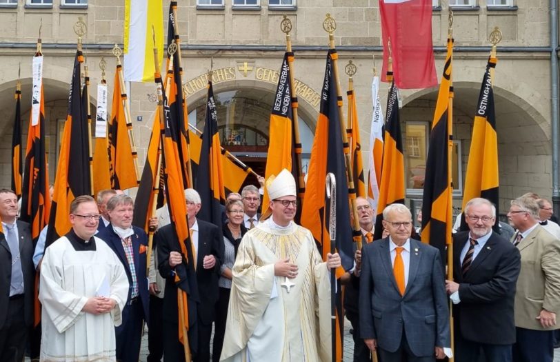 Josef Holtkotte (Mitte) kommt zur Profanierung der drei Kirchen.