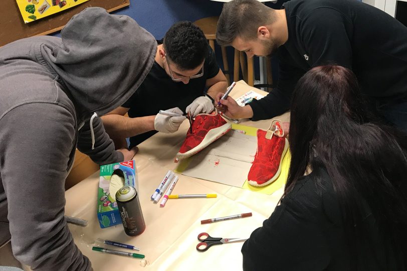 Jugendprojekt gestaltet Schuhe.
