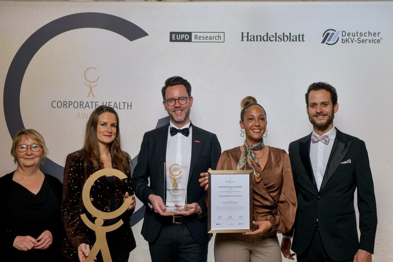 Freuen sich über den Preis (v.l.): Margit Kolster (Gesundheitsmanagerin Betriebliches Gesundheitsmanagement IKK Classic), Claudia Baumeister, (Regionaldirektorin IKK Classic), Henrik Himpe (stellv. Hauptgeschäftsführer HWK Dortmund), Josephine Nana Karkari (Mitarbeiterin Personalwesen / BGM-Verantwortliche HWK Dortmund) und Steffen Klink (COO EUPD Research).