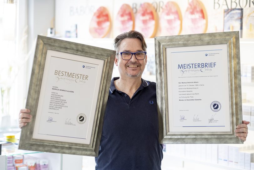 Zwei Urkunden, ein Meister: Markus Alhorn, Meister im Kosmetiker-Gewerbe.