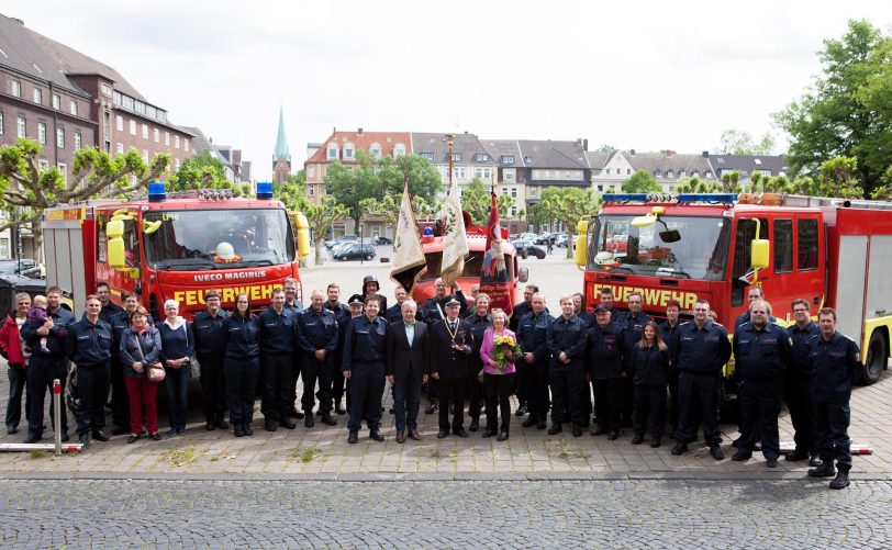Auszeichnung von Friedrich Hoppe vor dem Herner Rathaus.