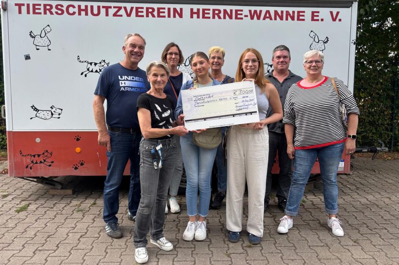 Die Herner Tierschutzjugend übergibt einen Scheck im Wert von 500 Euro an das Tierheim.