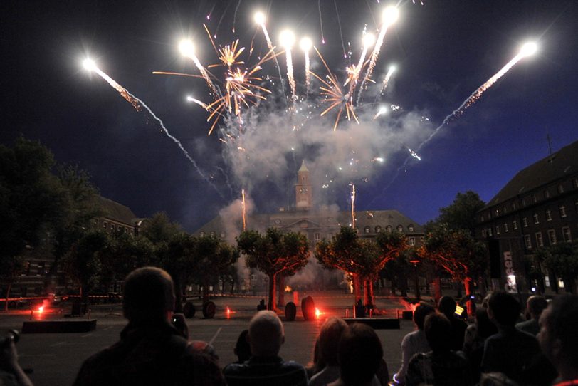 Feuerwerk vor dem Rathaus beim Boulevardfest.