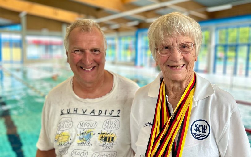 Trainer Andreas Behnke (li.) und Helga Reich vom SC Wiking Herne bei den Deutschen Meisterschaften der Masters über die kurzen Strecken in Dresden.