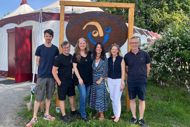 Grundschulkids werden Zirkusluft schnuppern: v.l. Christopher Deutsch und Christian Stoll (beide Schnick Schnack) Cornelia Lengert-Scholz und Cordula Klinger-Bischof (beide Ruhrwerk), Kira Heuer und Martin Renner (beide Grundschule Jürgenshof).