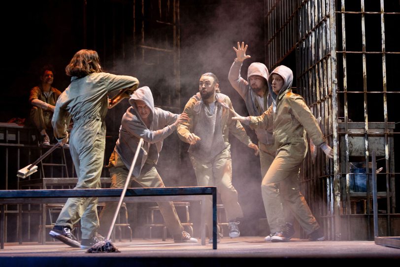 Begeisterndes Ensemble-Theater mit (v.l.) Sebastian Seitz, Elisabeth Hübert, Robert Brouwer, Philipp Kranjc, Maxim Andreenkov und Adam Temple-Smith.