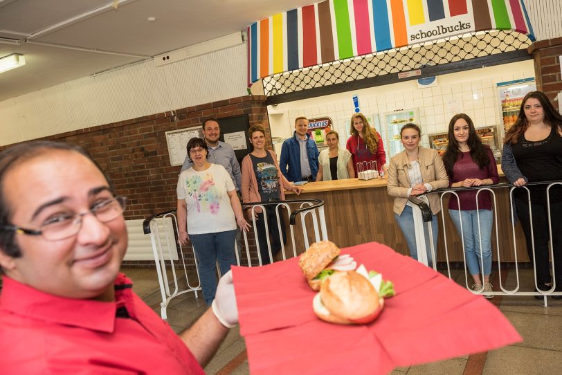 Esdal Demir arbeitet im Schüler-Cafe des Mulvany Berufskolleg.