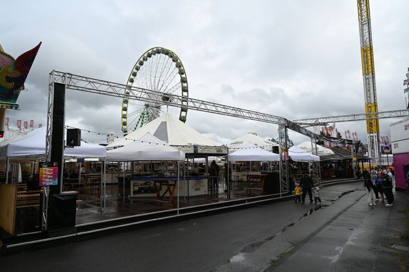 Die Cranger Kirmes beginnt regnerisch.