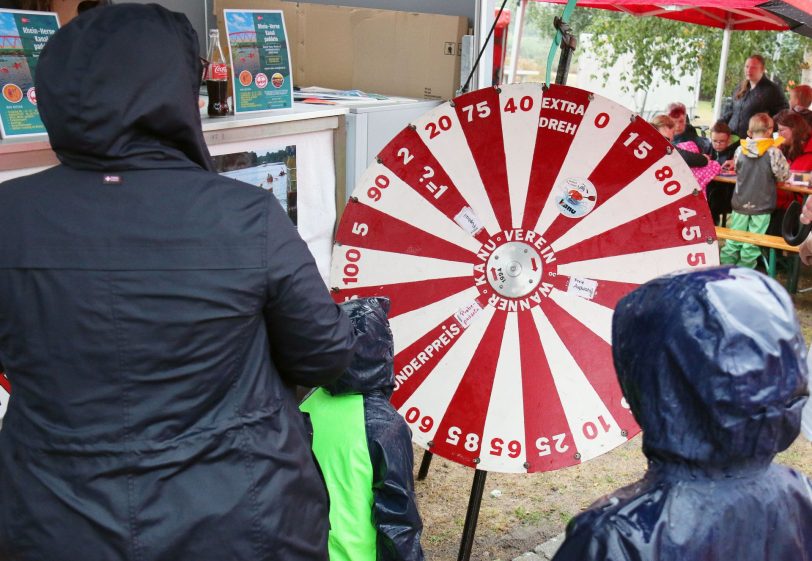 Kanalfest 2022. Der Himmel öffnete die Schleusen. Trotzdem kamen hunderte Menschen auf den Festplatz.