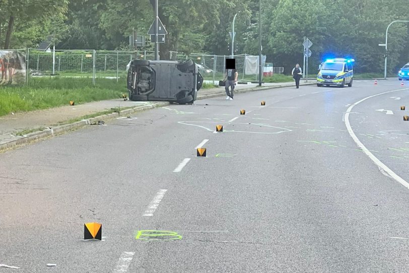 Auf der Sodinger Straße kam es zu einem Unfall, bei dem ein Smart von der Fahrbahn abkam und auf der Seite landete.