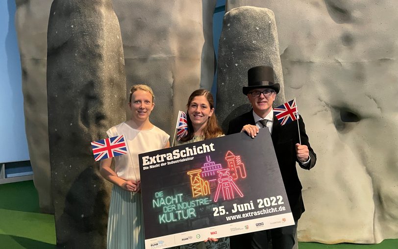 Es wird britisch: Vorstellung der ExtraSchicht 2022 Pläne für Herne im LWL-Archäologiemuseum mit (v.li.) Tabea Malter (Mitarbeiterin LWL-Museum), Kirsten Gerdes (Ruhr Tourismus GmbH) und Dr. Michael Lagers (Referent LWL-Museum).