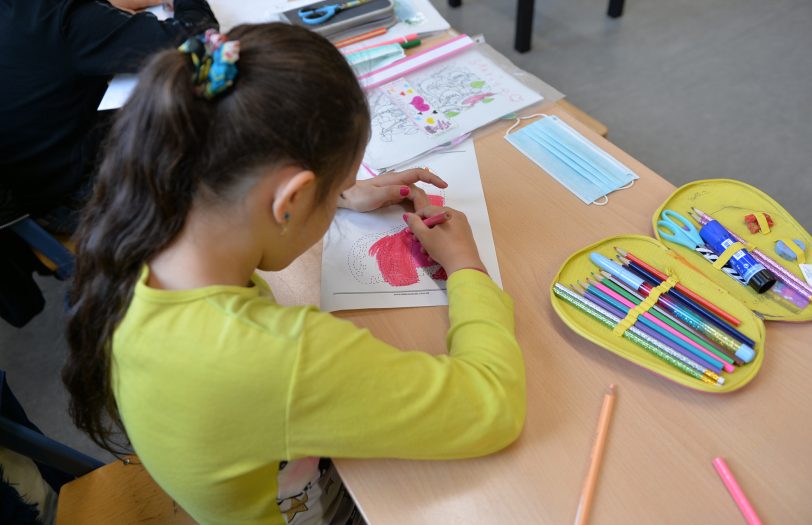 FSJler unterstützen Kinder beim Lernen.