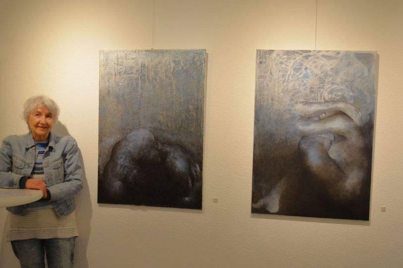 Die Dortmunderin Gabriele Schmitz-Reum neben ihrem Diptychon „Im Nachtblau“. Sie spielt in ihren im HKB-Kunstpunkt gezeigten Arbeiten mit verschiedenen Blautönen.