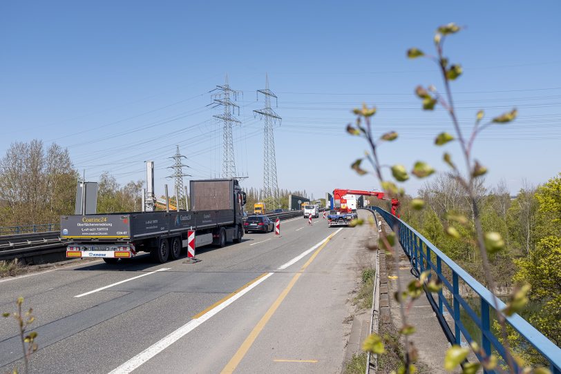 Auf der A43 in Richtung Münster wird an zwei Tagen nur ein Fahrstreifen frei sein, um den Schrankenaufbau abzuschließen (Archivbild).