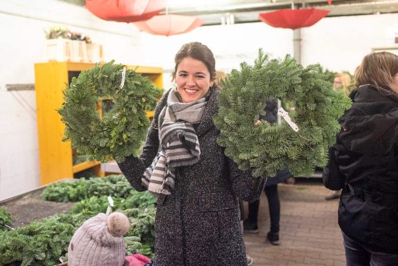 Weihnachtliche Gestecke und Kränze sind auf dem wewole-Adventsmarkt immer sehr gefragt