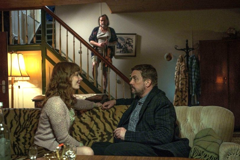 Nach seiner Lesung freut sich Hannes (Sebastian Bezzel) auf einen aufregenden Abend mit Martina (Sarah Bauerett) – und dann taucht plötzlich ihr Mann Klaus (Markus John) auf.