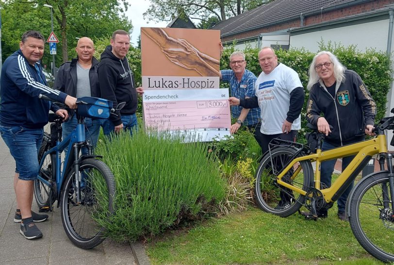 Fünf Freunde strampeln fürs Lukas Hospiz 3.000 Euro. Auf dem Foto sind die Radler– Dirk Czacharowski, Christian Wasser, Klaus Klimczak, Andreas Bojanski, Thorsten Schmietanski mit Schirmherrn und Mondritter Horst (Hotte) Schröder.