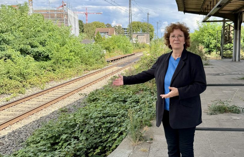 Bettina Szelag blickt auf den alten Bahnsteig und sieht hier Entwicklungspotenzial.