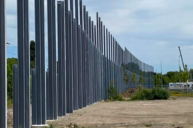Auf einer Länge von 440 m entlang der gesamten Grundstücksgrenze hat bereits die Schallschutzwand bei der Nordfrost in Herne Form angenommen. Die Stützen sind gesetzt und im nächsten Schritt folgt der Einbau der Paneele.