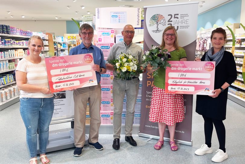 Zukunft gestalten, Freude teilen: v.l. Diana Lieneke (Filialleitung Bahnhofstraße 23), Pfarrer Walter Tschirch und Pfarrer Frank Obenlüneschloß (Förderverein Palliativstation im EvK und Ambulanter Hospizdienst), Pfarrerin Melanie Jansen (Mittagstisch) und Jessica Krock (Filialleitung dm Bahnhofstraße 43).