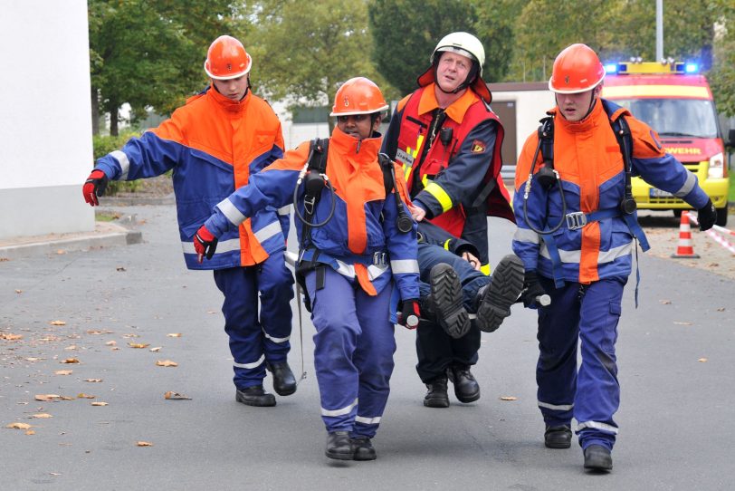 Jugendliche der Jugendfeuerwehr probten den Ernstfall.