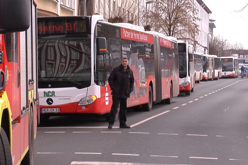 Busse stauen sich am Berliner Platz. Der Grund: Knödelpulver.