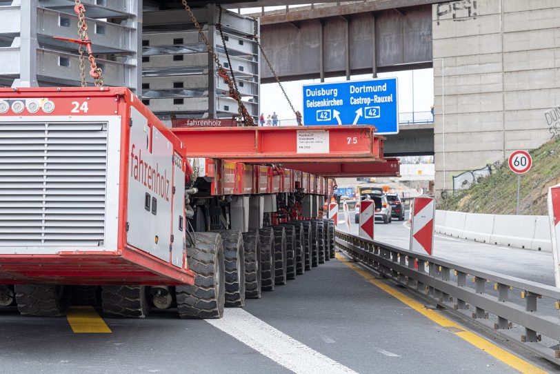 Einheben des ersten Teilstücks für die neue Eisenbahnbrücke über die A43 in Herne (NW), am Sonntag (28.0.2021).