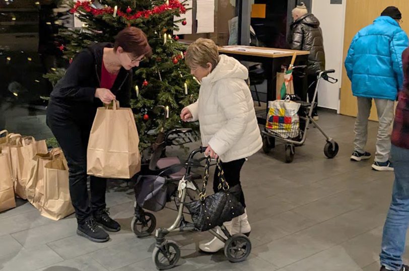 &amp;amp;amp;amp;amp;amp;amp;#039;Heiligabend nicht allein&amp;amp;amp;amp;amp;amp;amp;#039; 2025: Beim Abschied gibt es für jeden Gast eine prall gefüllte Tüte.