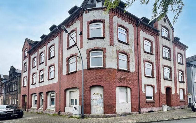 Die zwei Mehrfamilienhäuser am Grenzweg, die zur Versteigerung angeboten werden.