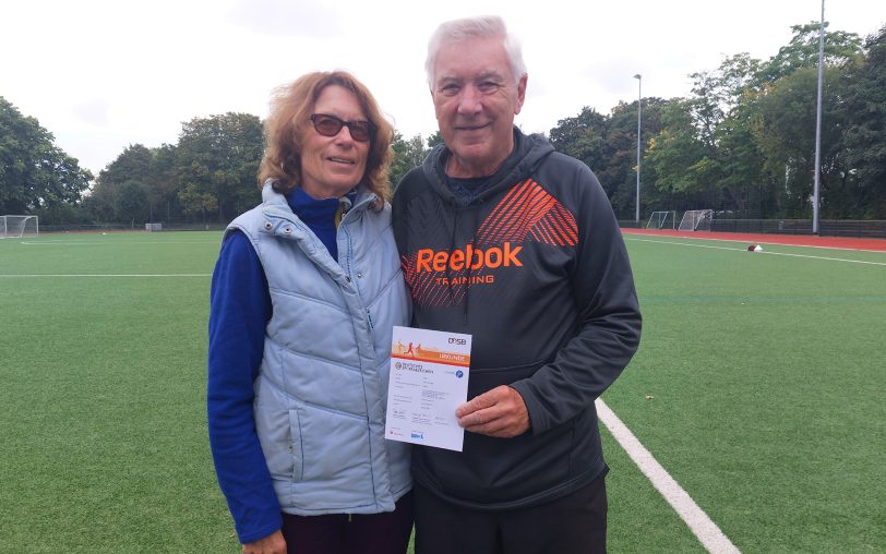 Theo Kümpel (79, re.) erhielt kürzlich eine Urkunde von Susanne Beier vom Stadtsportbund Herne (SSB), weil er zum 25. Mal in Folge das Deutsche Sportabzeichen in Gold erworben hat.