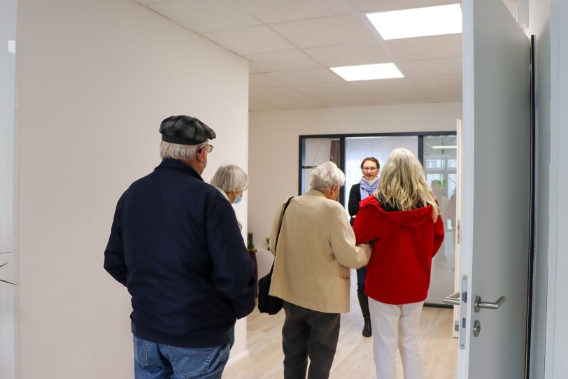 Agnes Michel, Leiterin der Caritas-Tagespflege, zeigt Interessierten die Räumlichkeiten.