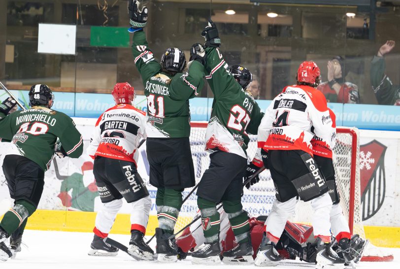 Tommy Munichiello, Brad Snetsinger und Dennis Palka im Spiel gegen die Herforder Ice Dragons.