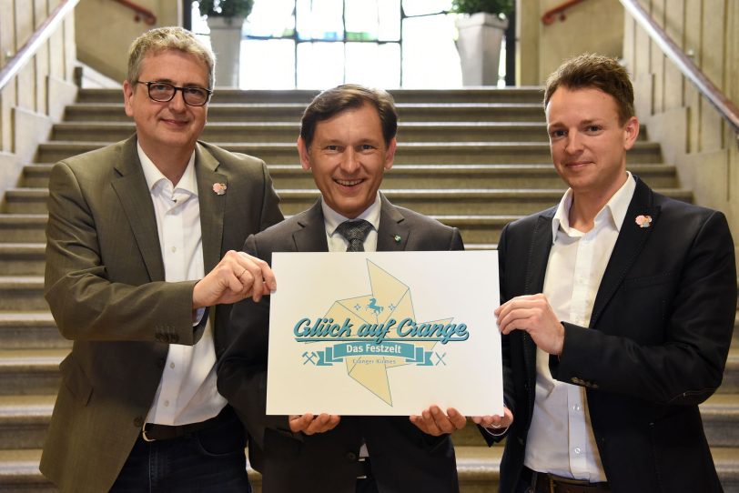 Werner Friedhoff, Fachbereichsleiter Öffentliche Ordnung und Sport, Oberbürgermeister Dr. Frank Dudda und Platzmeister Tibo Zywietz stellen das neue Logo des Festzeltes vor.