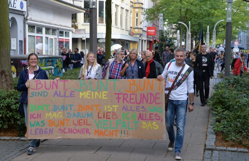 Teilnehmer der Gegen-Demo auf dem Weg zum Bahnhof.