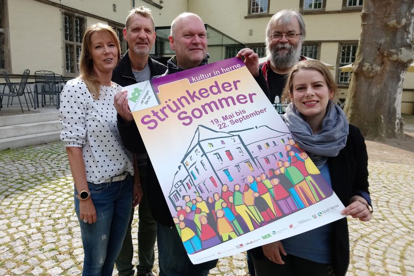 Theater im Rahmen des Strünkeder Sommers (Archivbild: v.l. Marina Hummel, Uwe Beyer, Christian Ribbe, Horst-Dieter Jebram, Linda Oberste-Beulmann).