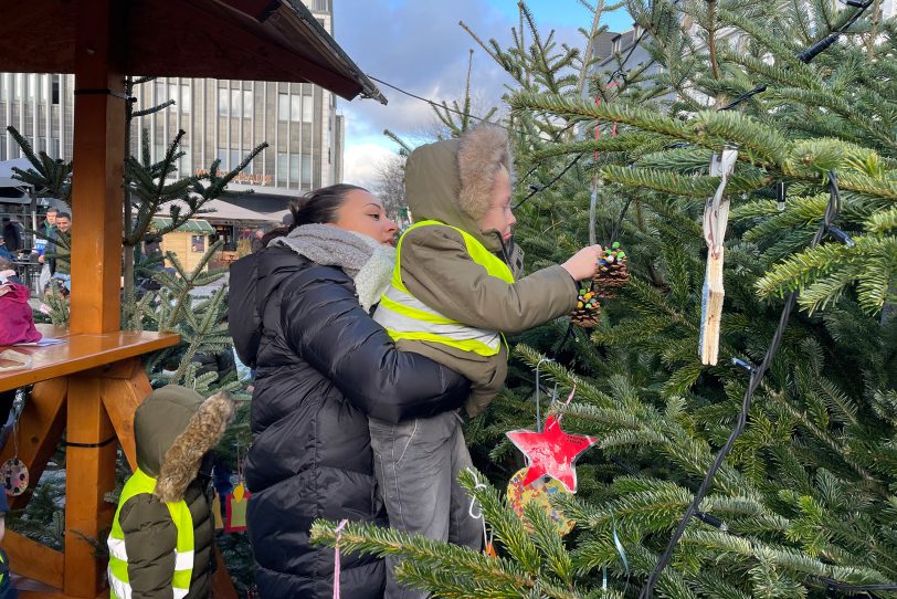 160 Kinder aus elf Kitas schmücken am Robert-Brauner-Platz am Freitag (25.11.2022) mehrere Tannenbäume.