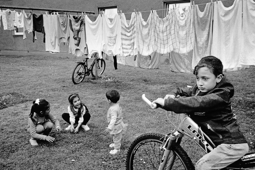 Geflüchtete Kinder im Hof einer Flüchtlingsunterkunft in Herne.