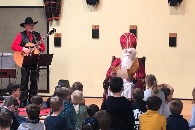 Weihnachtsfeier bei Bushikan - mit Nikolaus und Conny Bartsch (li).