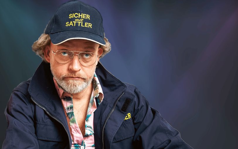 Ronnie Sattler lädt am Donnerstag, 22. Januar 2026, um 20 Uhr im Kleinen Theater an der Neustraße 67 zu einen exklusiven Vorgeschmack auf sein neues Programm „Mädels, gönnt euch“.