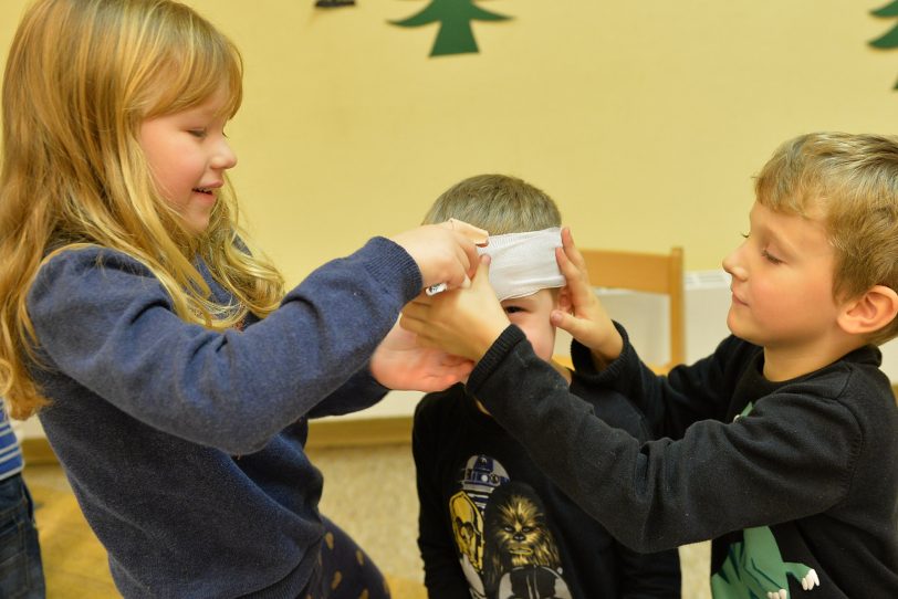 Erste-Hilfe-Kursus für Kinder im Familienzentrum Dreifaltigkeit.