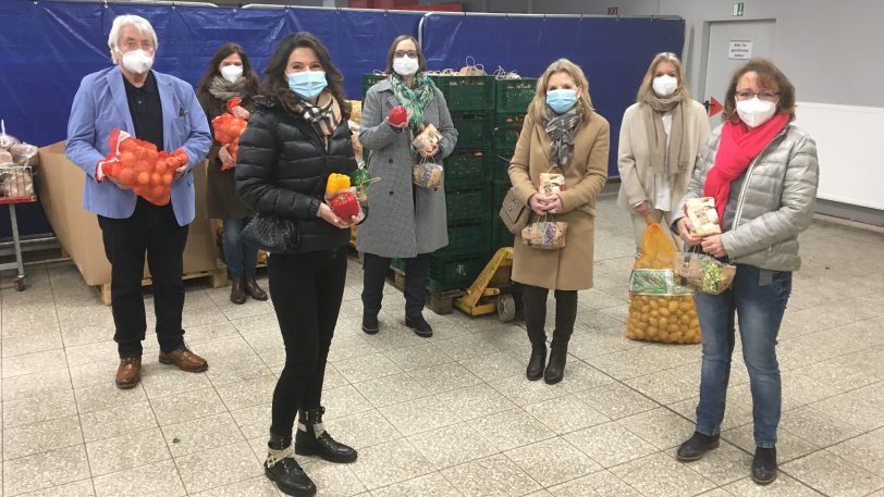Zum Maskenball mit Spenden trafen sich (v.li.) Heinz Huschenbeth (Herner Tafel), Cordula Klinger-Bischof, Iris Stiebling, Frauke Schewe, Ingeborg Wahle, Safi Thoma und Cornelia Bruch (alle Ruhrwerk).