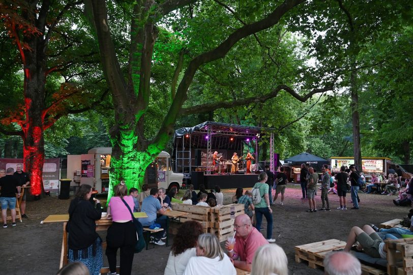 Palettenmöbel, Cocktailbar, Getränkestand und Foodtrucks für die Besucher des Festivals