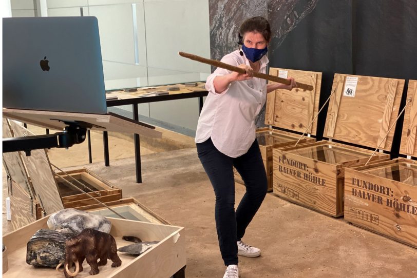 Sylvia Bachmann, Museumspädagogin des Archäologiemuseums, veranschaulicht die Jagd mit dem Speer.
