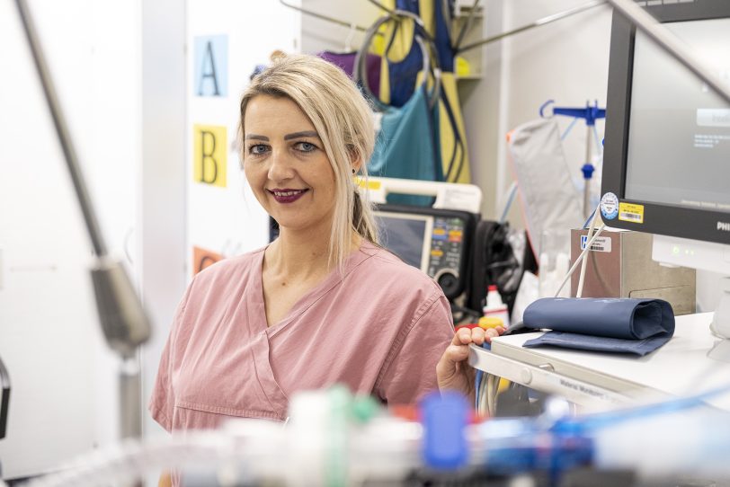 Krankenschwester Amira Basic (40) arbeitet seit 1996 im Evangelischen Krankenhaus an der Wiescherstraße.