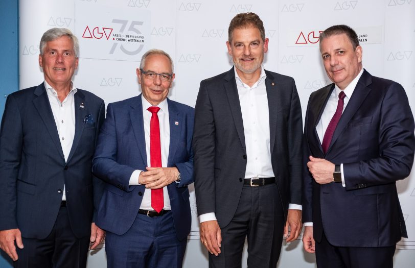 AGV-Hauptgeschäftsführer Dirk W. Erlhöfer (l.) und der Vorsitzende Hans Jürgen Hesse (2.v.r.) begrüßten in Bochum die Ehrengäste Dr. Kai Beckmann (r.), Präsident des BAVC, und Michael Vassiliadis (2.v.l.), Vorsitzender der IG BCE.