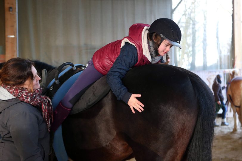 Nadine Kaisereck hilft aufs Pferd.