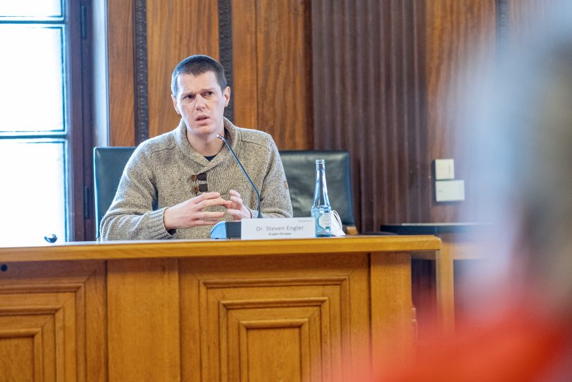 Dr. Steven Engler (E-Gruppe) bei einer Pressekonferenz im Ratssaal im Rathaus.